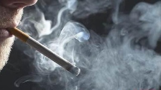 开车时如何开窗快速新疆除烟味?老司机只需一招